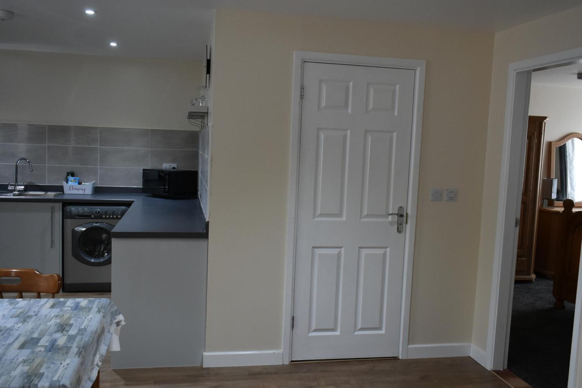 4 Woodyard Cottages, 2 Bedroom With Free Parking. *